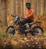 Sur-Ron Ultra Bee HP 2026 – 24,5 kW (Off-Road) - Sur ron ultra bee hp offroad forest - Surron Europe